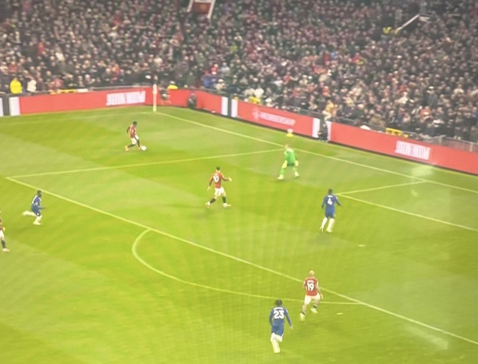 Tư duy chiến thuật kém của Amad Diallo thể hiện ở tình huống không chuyền cho Sesko ở vị trí thuận lợi ghi bàn