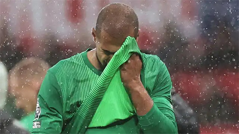  Sanchez xin lỗi vì thẻ đỏ