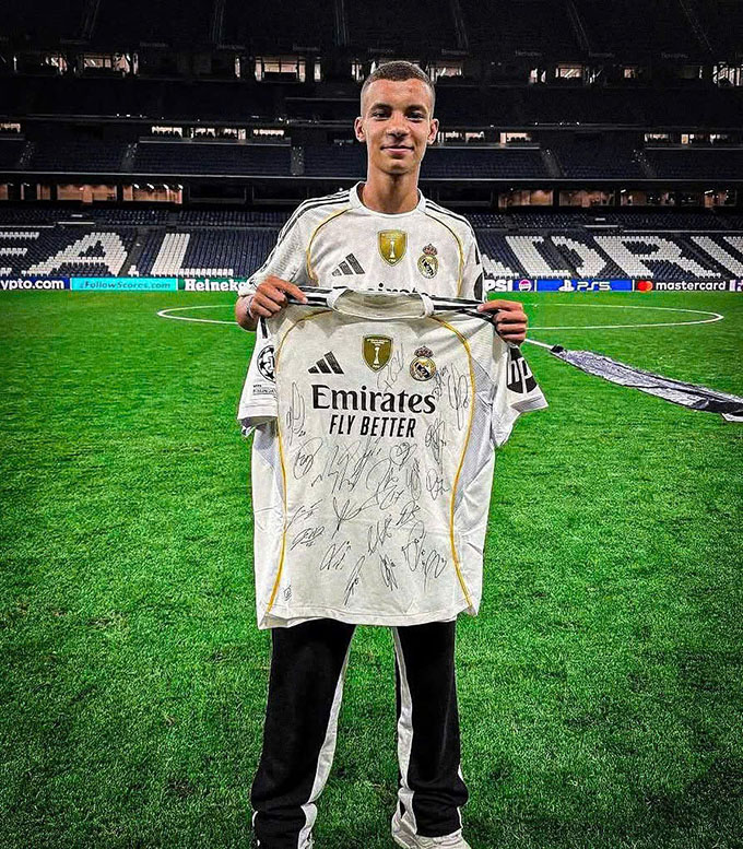 Nhận áo đấu có chữ ký của các cầu thủ đội một và chủ tịch Perez