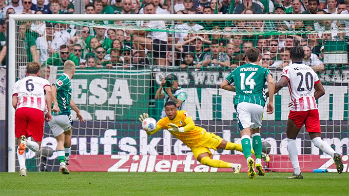 Freiburg có một Harry Kane trong khung gỗ, Atubolu.