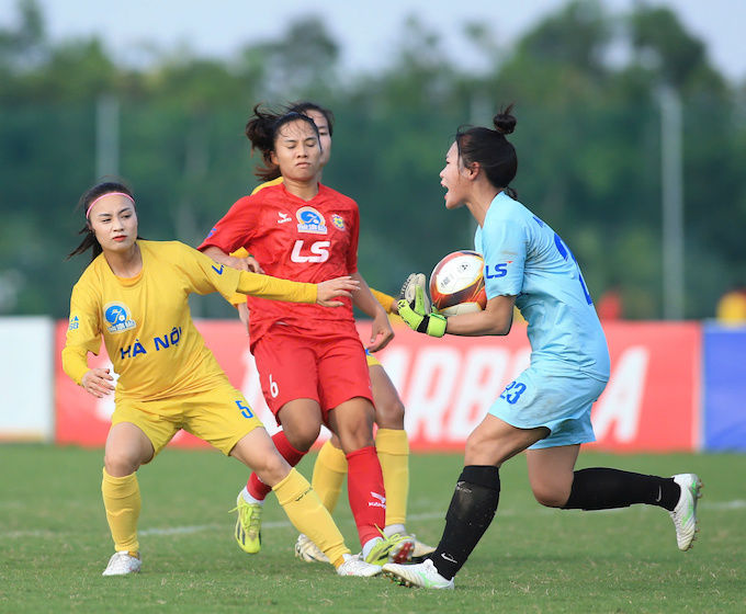 Các cầu thủ TP.HCM (áo đỏ) khá bế tắc trong việc gây sức ép trước khung thành của Hà Nội - Ảnh: Phan Tùng