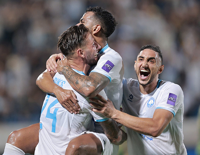 Nam Định tích cực "sắm" Tây - Ảnh: Đức Cường 