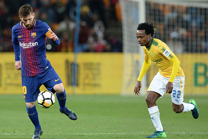 Percy Tau từng đối đầu với Lionel Messi khi siêu sao còn khoác áo Barcelona 