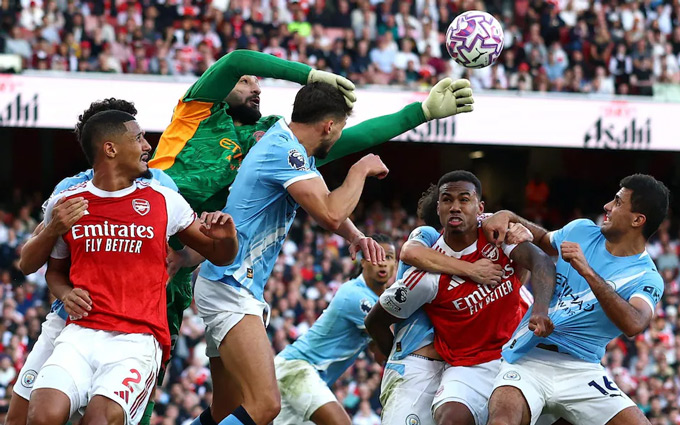 Donnarumma cản phá một tình huống cố định của Arsenal