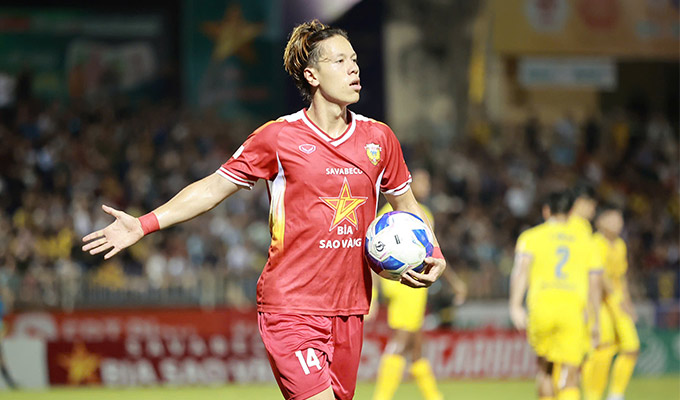 Viktor Lê ghi bàn thắng giúp Hà Tĩnh giành 1 điểm trên sân Vinh trước SLNA - Ảnh: Đức Cường 