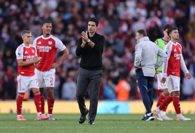 Arteta đang phải tìm cách lắp ghép đội hình với 8 bản hợp đồng mới