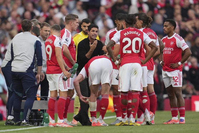 Hàng tiền vệ của Arsenal thiên về giữ bóng và phòng ngự, họ quá thiếu sáng tạo