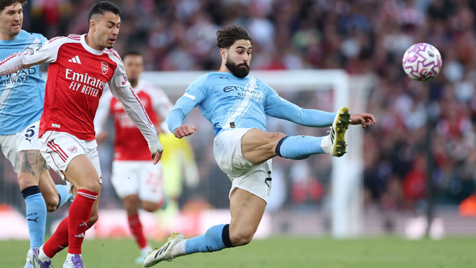 Man City chia điểm với Arsenal