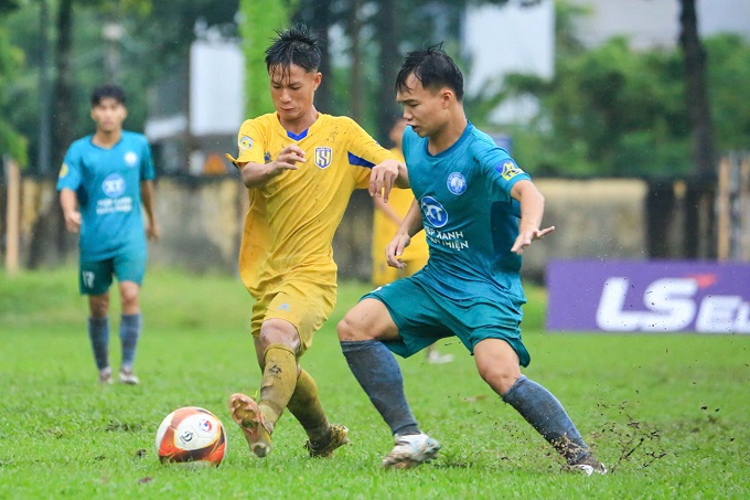 Nam Định (xanh) sẽ không dễ bị bắt nạt - Ảnh: Trung Đặng 