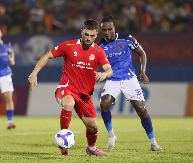 Ngoại binh của Becamex TP.HCM (áo xanh) gần như chẳng thể hiện gì nhiều ở trận đấu với CA TP.HCM. Ảnh: Anh Khoa