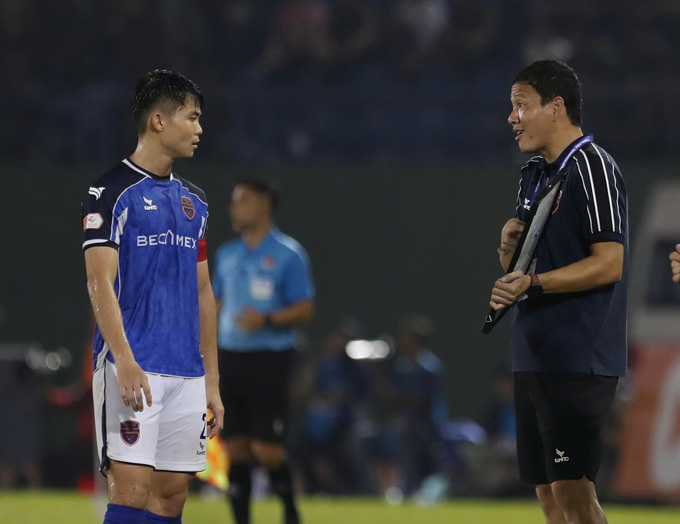 Sứ mệnh của Becamex TP.HCM được đặt cả vào sa bàn của HLV Nguyễn Anh Đức. Ảnh: Đức Cường