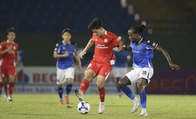 Becamex TP.HCM (phải) gặp khó khăn sau trận thua CA TP.HCM. Ảnh: Anh Khoa