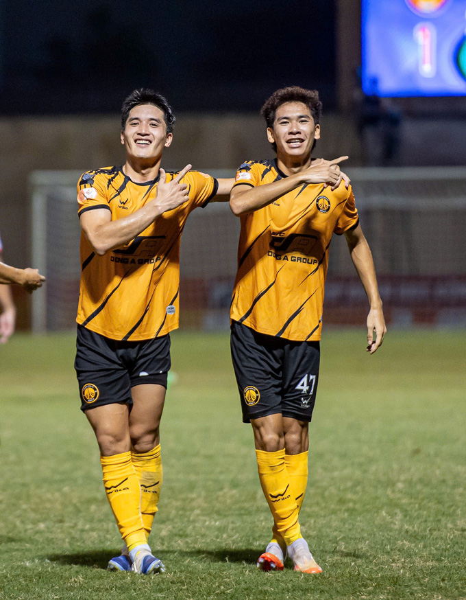 Ngọc Mỹ và Văn Thuận, hai T năng trẻ của bóng đá Thanh Hoá đang dần trở thành trụ cột. Ảnh: Đức Cường