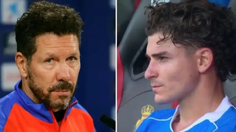Julian Alvarez lẩm bẩm khiến Simeone phản ứng  Julian Alvarez lẩm bẩm khiến Simeone phản ứng