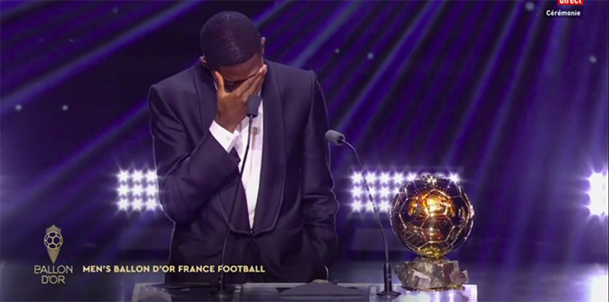 Ousmane Dembele liên tục phải kìm nén xúc động khi lên phát biểu tại Lễ trao giải Quả bóng vàng 2025