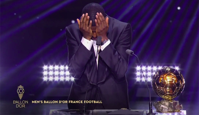 Dembele hai tay lau nước mắt