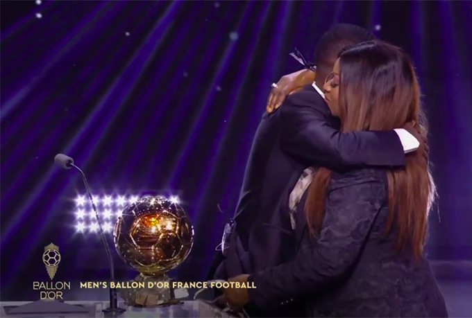 Mẹ anh lên sân khấu ôm con trai an ủi