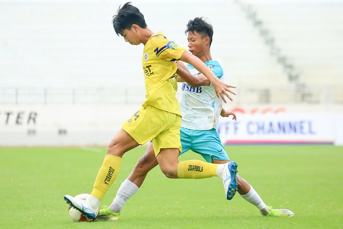 U17 Hà Nội (áo vàng) giành vé vào chung kết. Ảnh: Trung Đặng