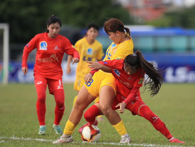 PP Hà Nam (áo đỏ) còn không thắng được TP.HCM II. Ảnh: Phan Tùng