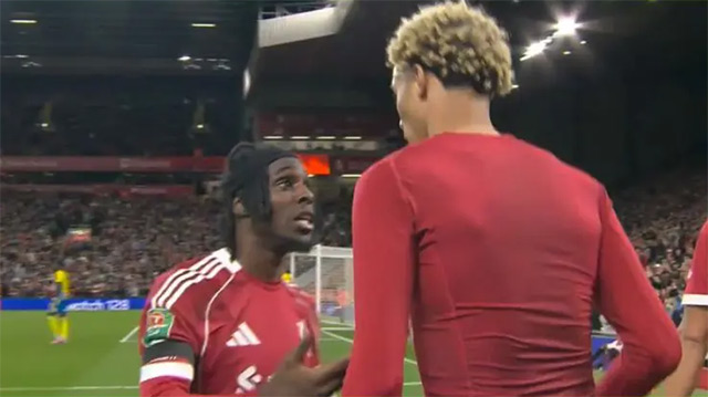 Frimpong phản ứng gay gắt với đồng đội ngay trên sân 