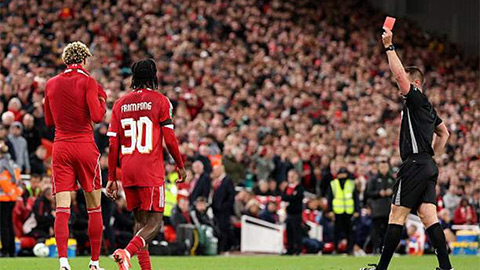 Hugo Ekitike nhận thẻ đỏ vô duyên hiến đồng đội bức xúc  Hugo Ekitike nhận thẻ đỏ vô duyên hiến đồng đội bức xúc