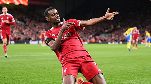 Isak nhận món quà trời cho từ Ekitike  Isak nhận món quà trời cho từ Ekitike