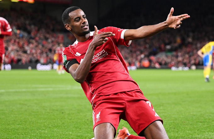 Isak bỗng dưng được Ekitike "nhường lại" cơ hội ra sân