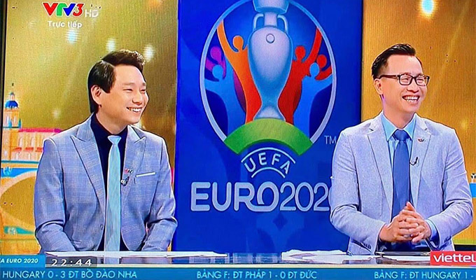 BLV Tạ Biên Cương và BLV Chu Kỳ Lân trong một chương trình bình luận của VTV 