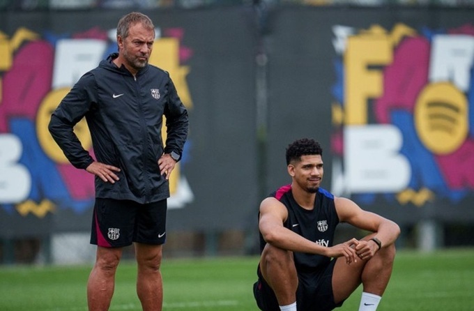 Ronald Araujo (phải) thường xuyên được sử dụng sau khi tái xuất sân cỏ