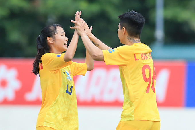 Niềm vui của Hoài Lương và đồng đội khi có bàn thắng sớm - Ảnh: Phan Tùng