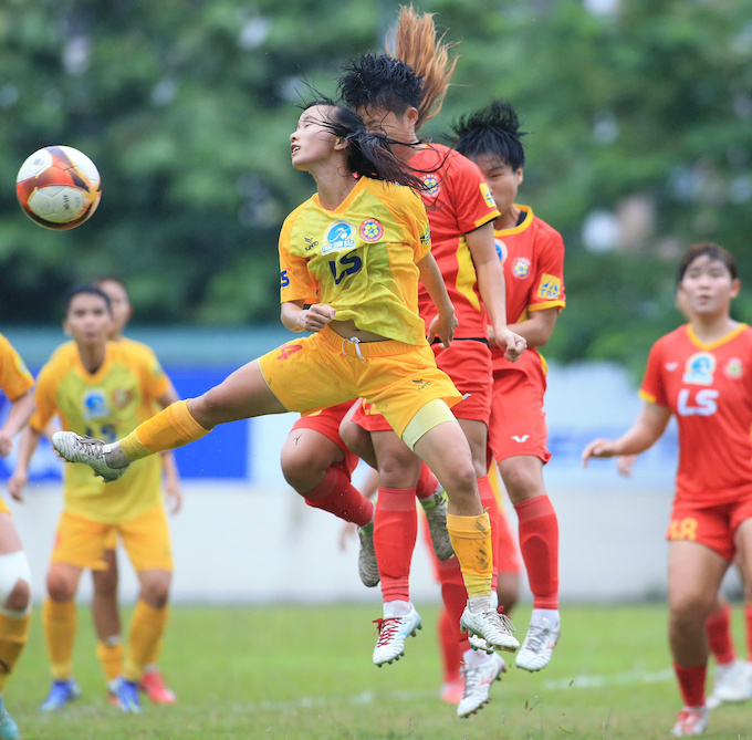 Đá với nhiều cầu thủ dự bị, nên TP.HCM I gặp nhiều khó khăn khi đối đầu với TP.HCM II - Ảnh: Phan Tùng