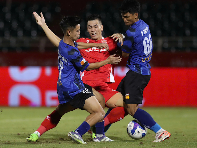 HAGL (áo xanh) đối diện với những khó khăn ở mùa giải năm nay