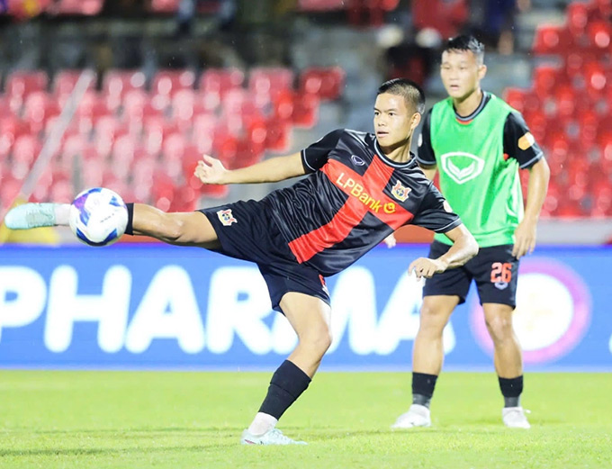 Cầu thủ Việt kiều cần phải nỗ lực thích nghi với V.League - Ảnh: Đức Cường 