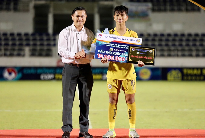 Nguyễn Lực của U17 Hà Nội nhận giải Cầu thủ xuất sắc nhất 
