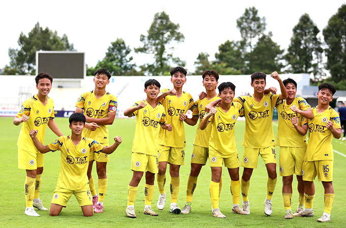 U17 Hà Nội lên ngôi sau màn rượt đuổi nghẹt thở. Ảnh: Anh Khoa 