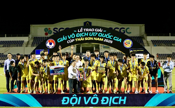 Phó chủ tịch LĐBĐ Việt Nam Trần Anh Tú trao cúp vàng cho U17 Hà Nội 