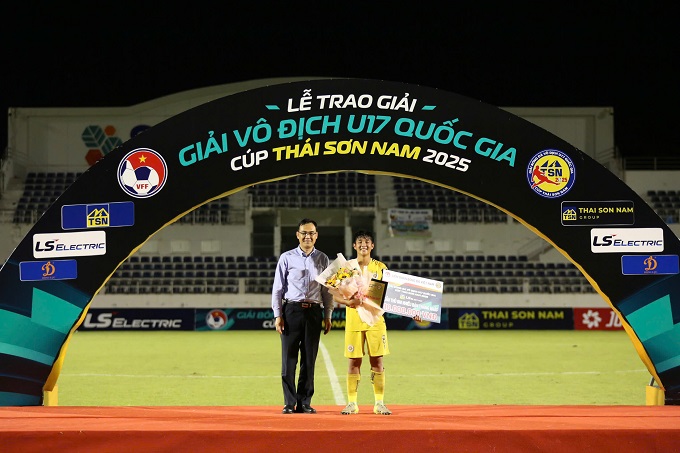Mạnh Quân của U17 Hà Nội nhận giải Vua phá lưới 