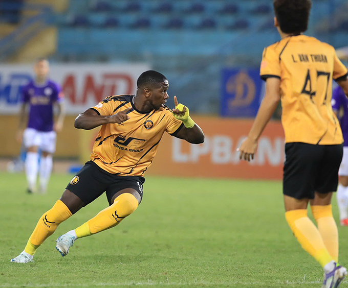 Rimario mở tỷ số chóng vánh - Ảnh: Minh Tuấn 