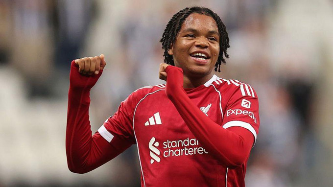 Ngumoha được Liverpool tưởng thưởng xứng đáng 