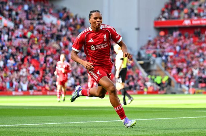 Rio Ngumoha đã có bàn ra mắt Liverpool 
