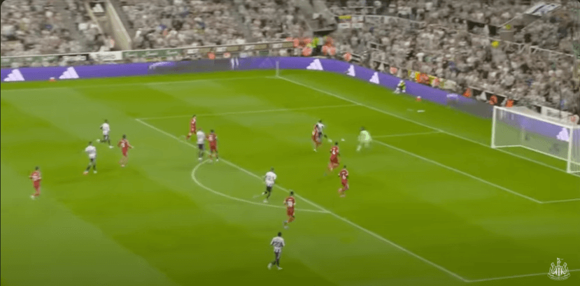 Alisson cũng bất lực trước các pha dứt điểm của Newcastle