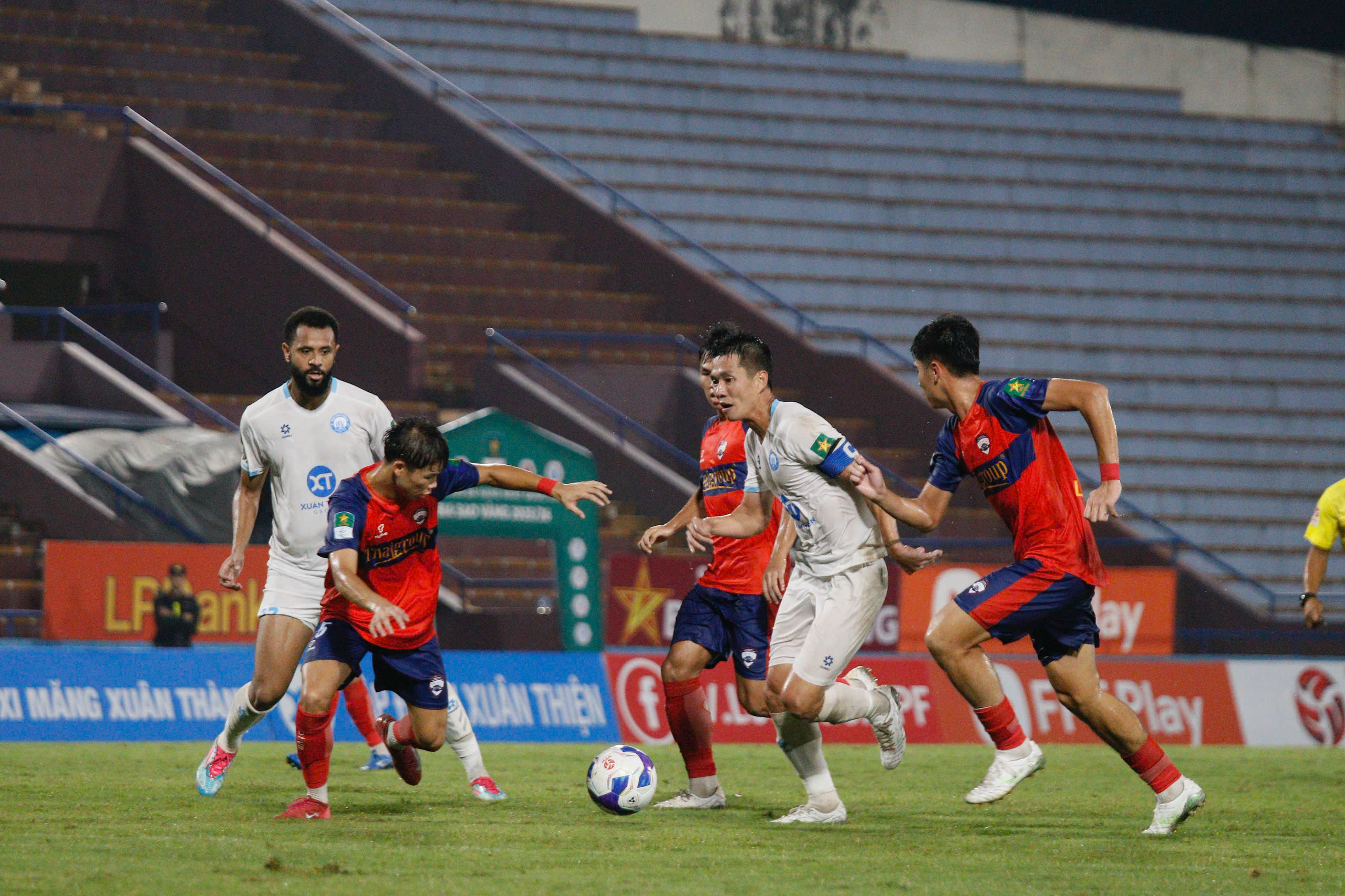 Phú Thọ (áo trắng) thoát thua ở những giây cuối cùng