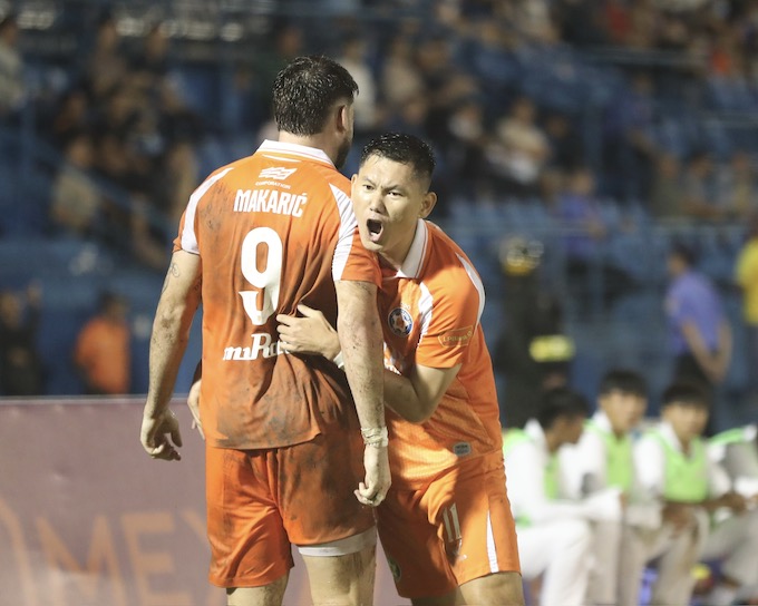 Niềm vui của cầu thủ SHB Đà Nẵng khi có trận thắng đầu tiên. Ảnh: Gia Hân