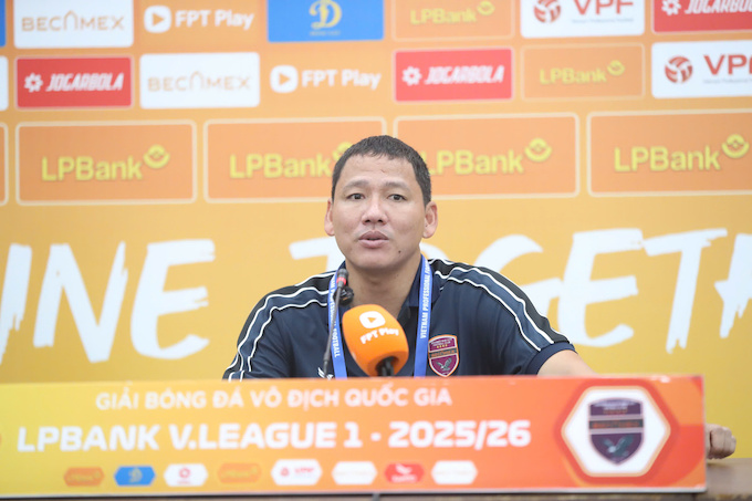 HLV Nguyễn Anh Đức trong phòng họp báo. Ảnh: Gia Hân