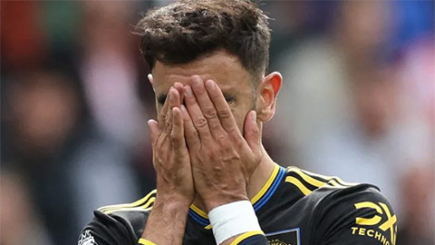 Bruno Fernandes hóa tội đồ của MU  Bruno Fernandes hóa tội đồ của MU