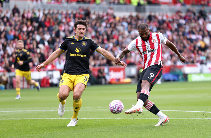 Maguire là một trong hai hậu vệ đã chơi tệ trong hiệp 1 trước Brentford