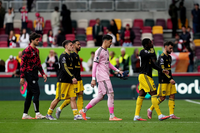 Cầu thủ MU cúi đầu rời sân sau khi thua Brentford 1-3