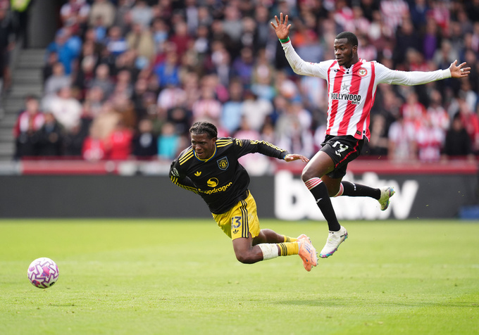Cầu thủ MU (áo đen) gục ngã trước đối thủ Brentford