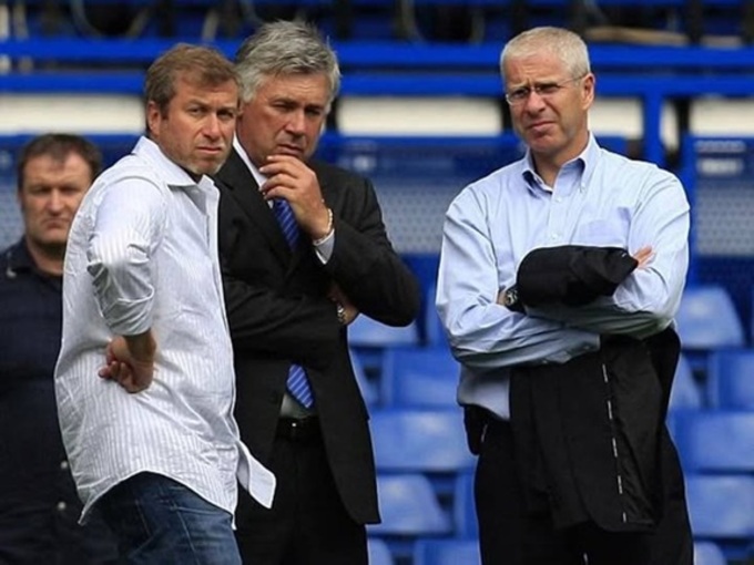 Ancelotti luôn cảm thấy bị áp lực trước sự kiềm tỏa của ông chủ Abramovich