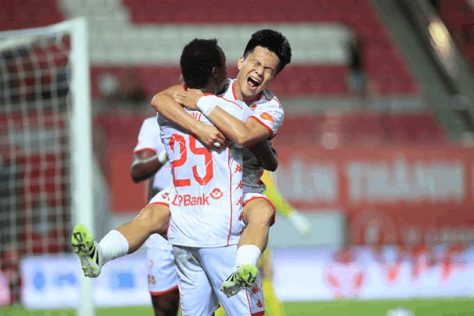 Hải Phòng thi đấu quả cảm và hai lần ghi bàn gỡ hòa vào lưới Ninh Bình. Ảnh - Phan Tùng